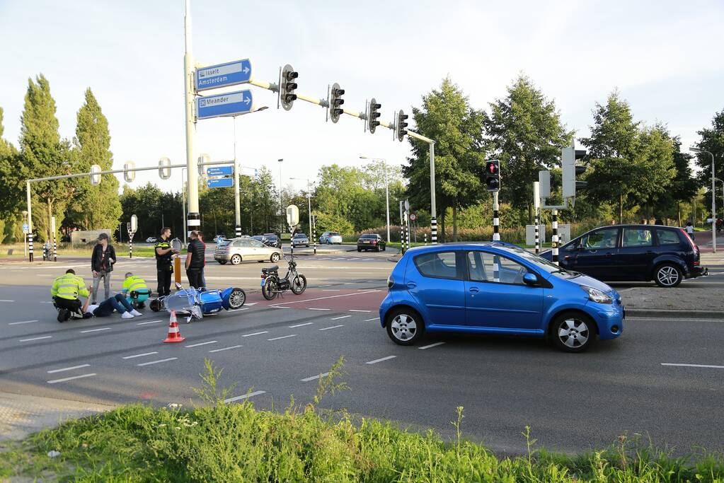 Overstekende brommer aangereden
