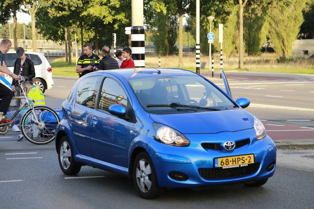 Overstekende brommer aangereden