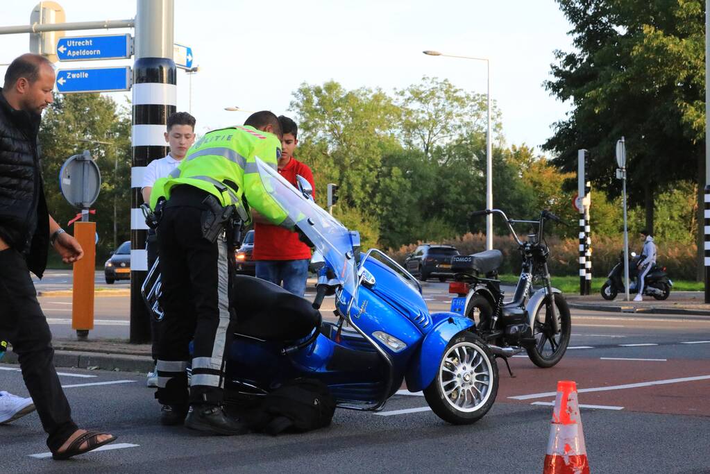 Overstekende brommer aangereden