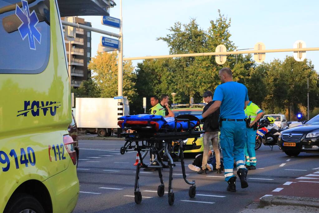 Overstekende brommer aangereden