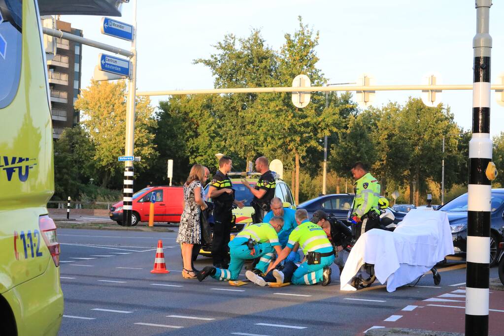 Overstekende brommer aangereden