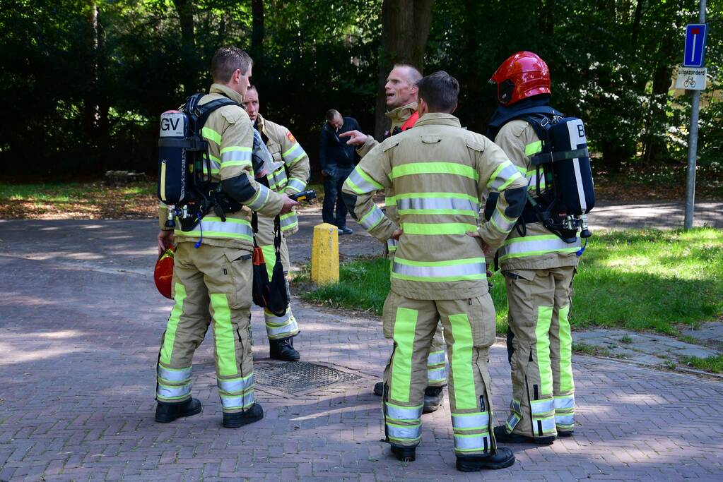 Straat afgezet na flinke gaslucht uit riolering