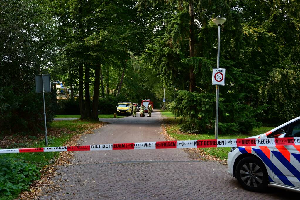 Straat afgezet na flinke gaslucht uit riolering
