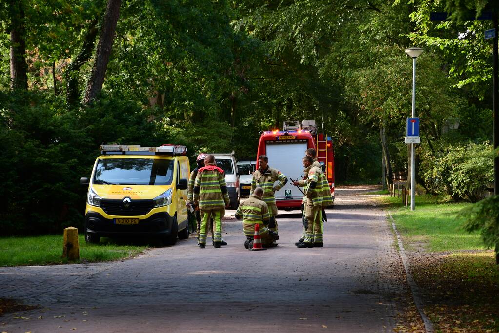 Straat afgezet na flinke gaslucht uit riolering