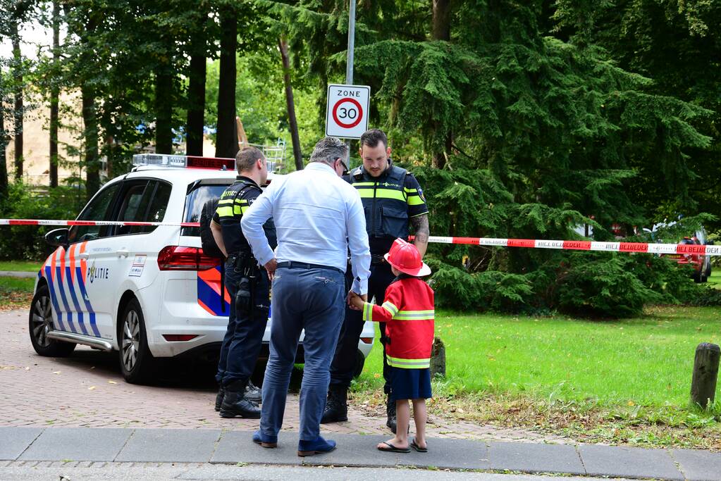 Straat afgezet na flinke gaslucht uit riolering
