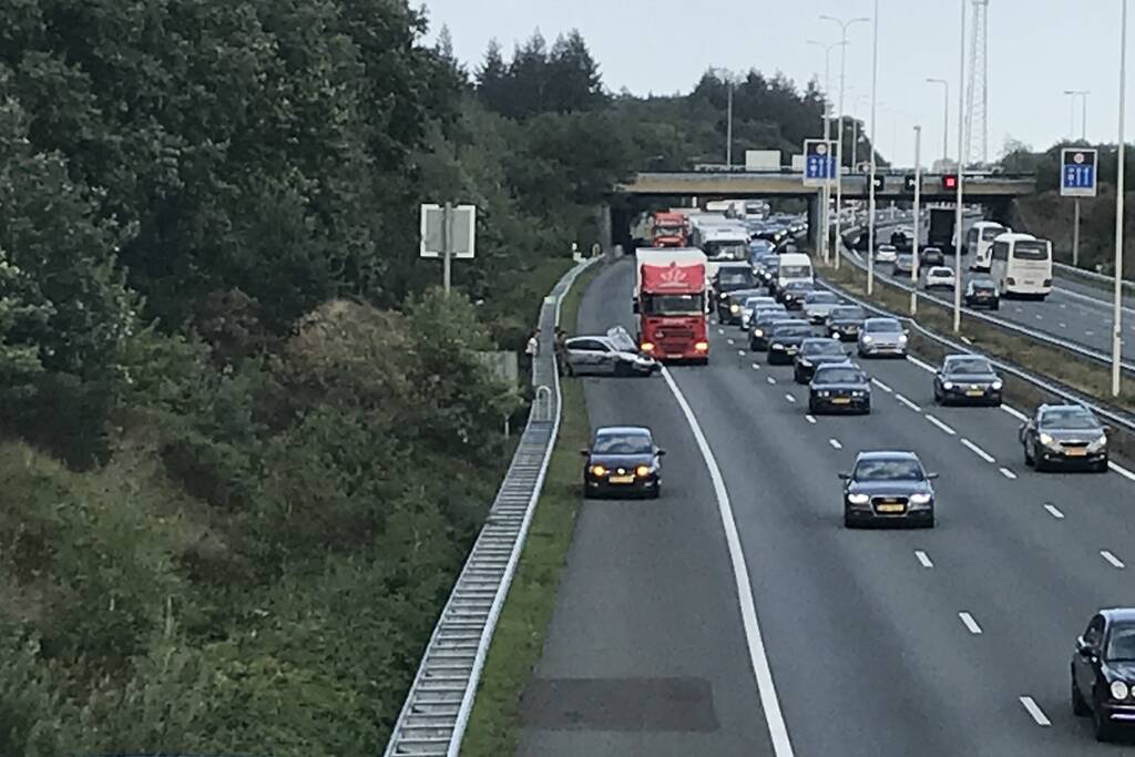 Lange file door ongeval met een vrachtwagen