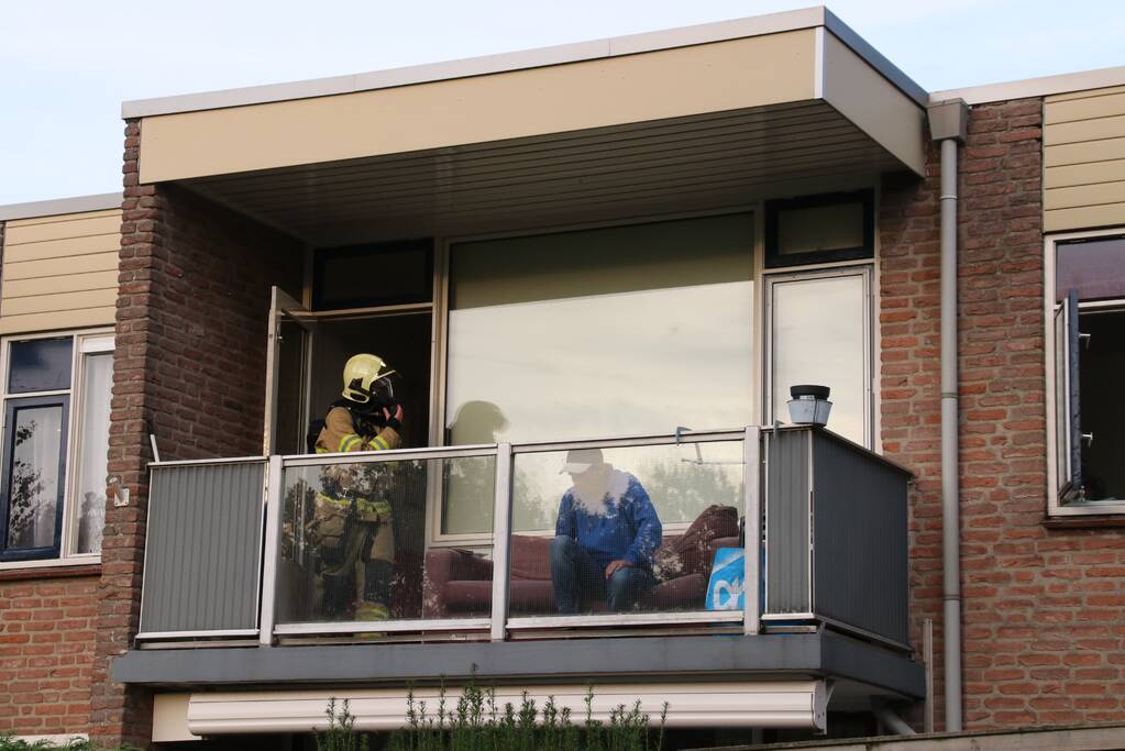 Bewoner ademt rook in bij woningbrand