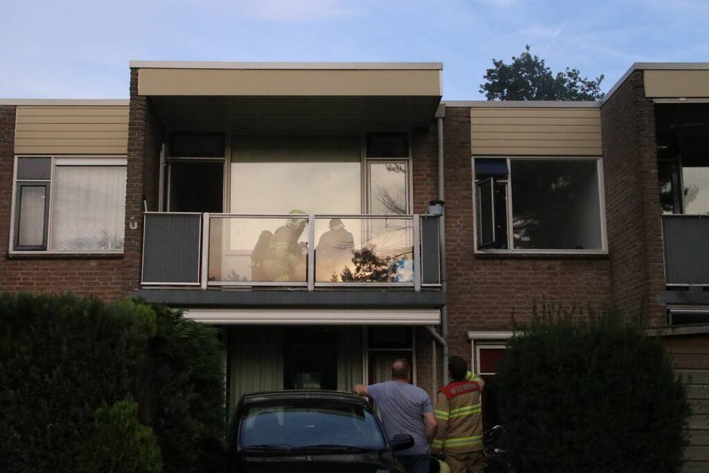 Bewoner ademt rook in bij woningbrand