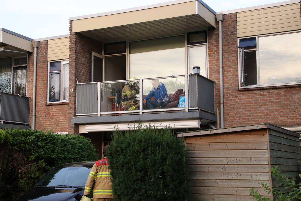 Bewoner ademt rook in bij woningbrand