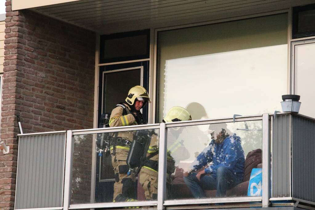 Bewoner ademt rook in bij woningbrand