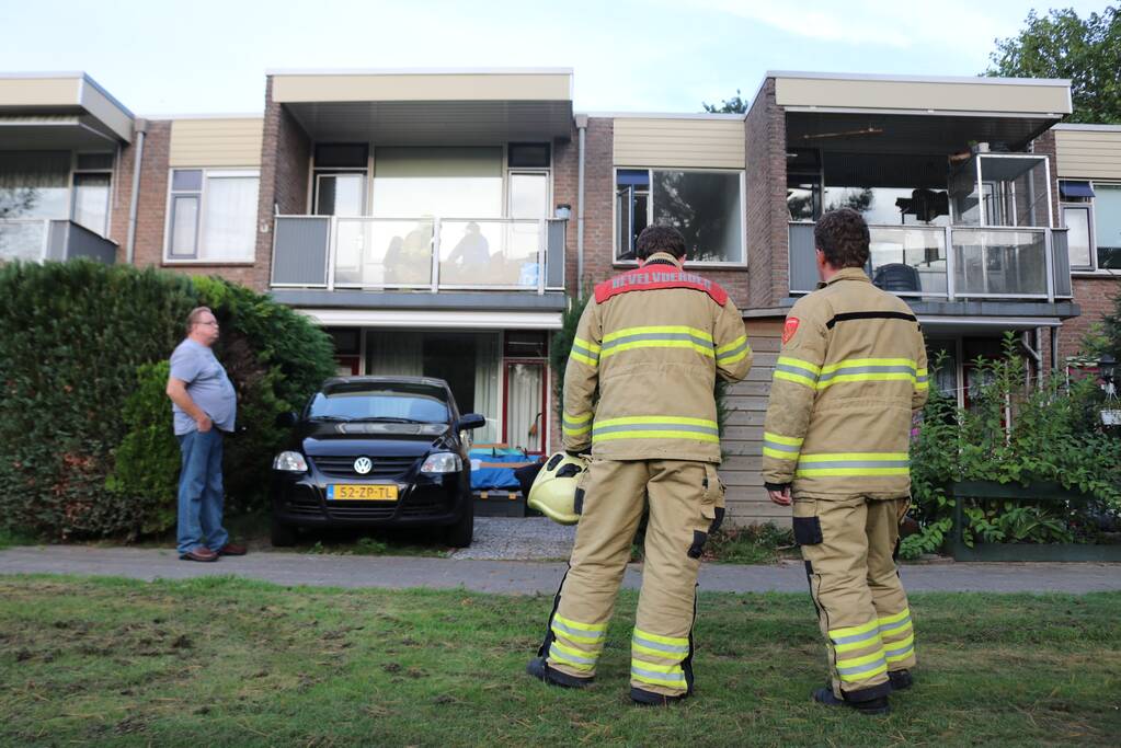 Bewoner ademt rook in bij woningbrand