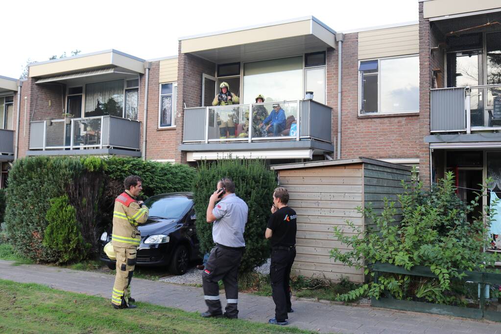 Bewoner ademt rook in bij woningbrand