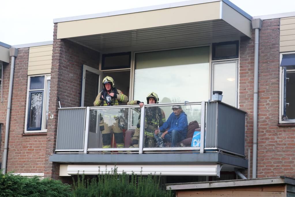 Bewoner ademt rook in bij woningbrand