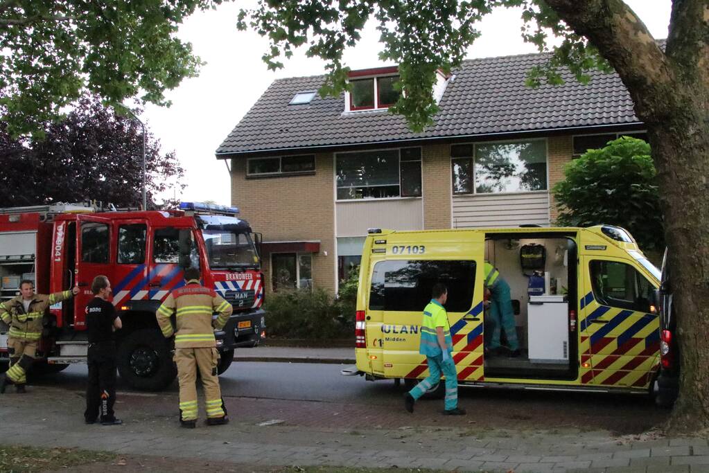 Bewoner ademt rook in bij woningbrand
