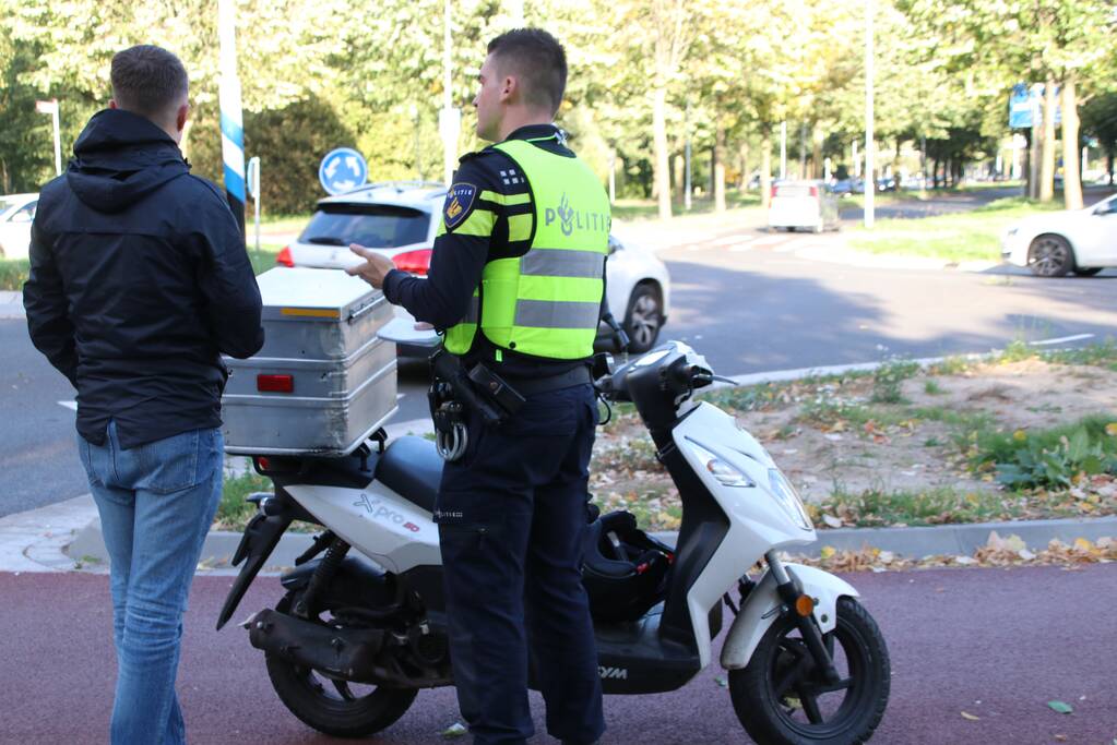 Maaltijdbezorger aangereden op rotonde