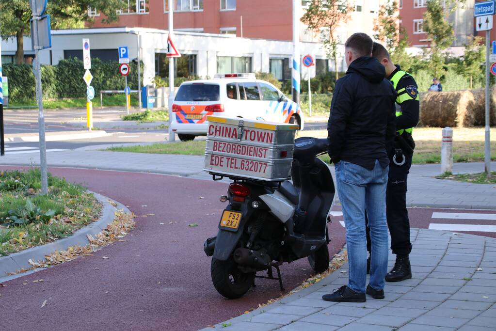 Maaltijdbezorger aangereden op rotonde