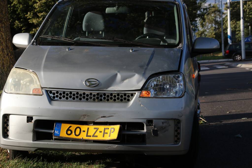 Maaltijdbezorger aangereden op rotonde