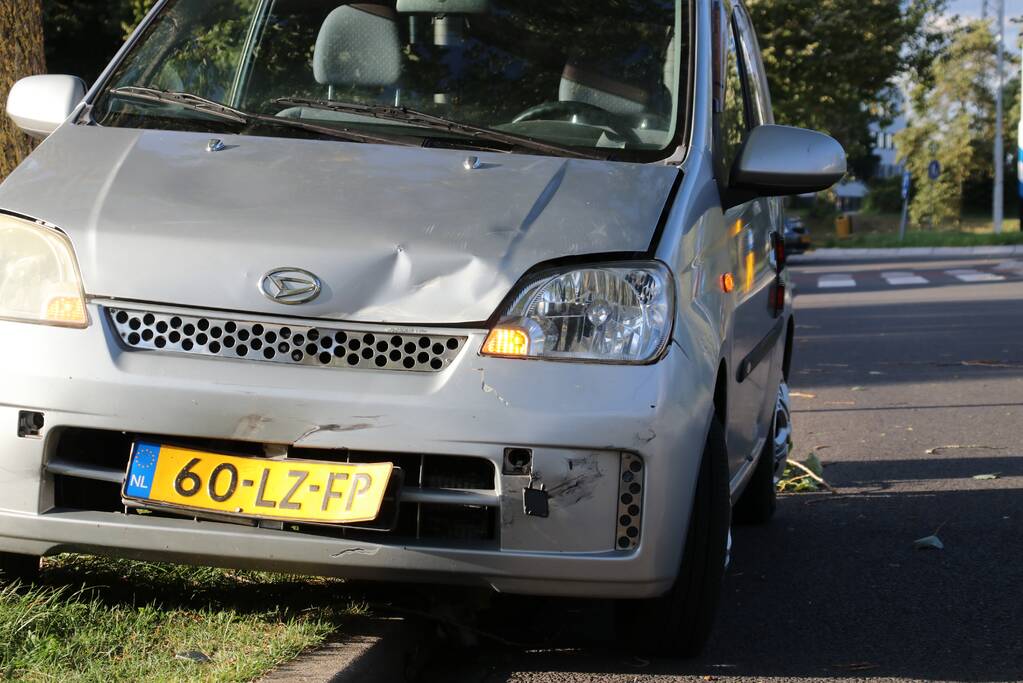 Maaltijdbezorger aangereden op rotonde