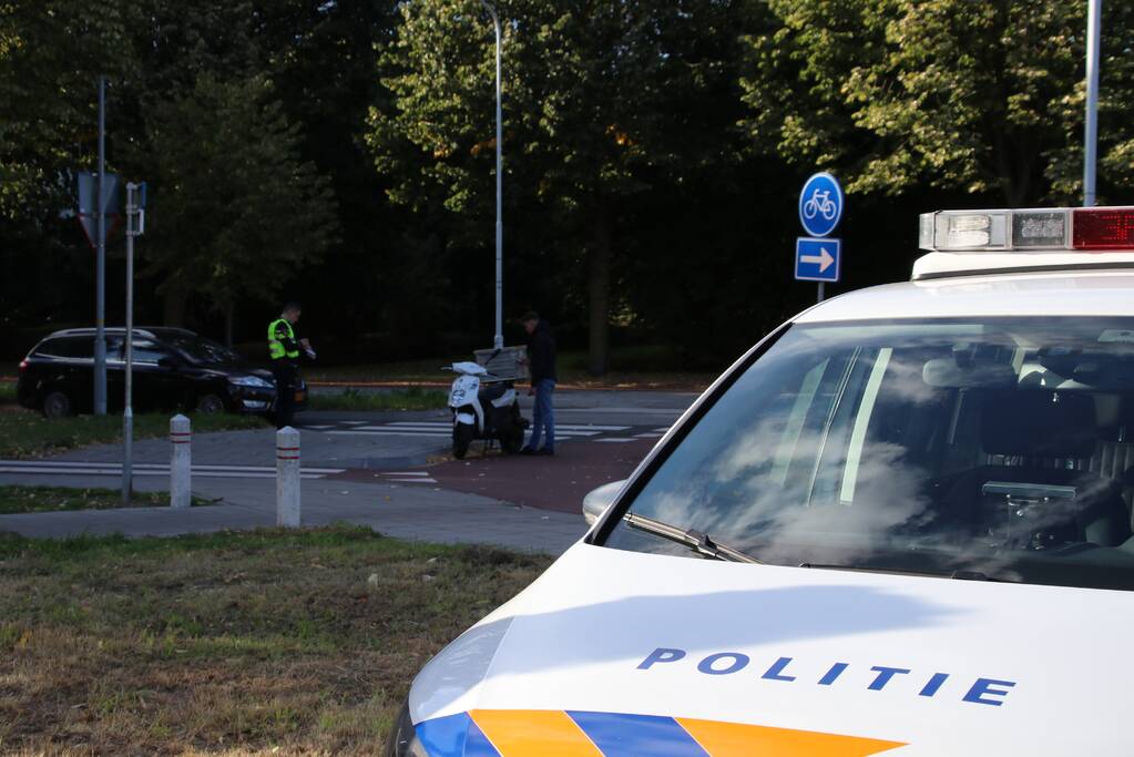 Maaltijdbezorger aangereden op rotonde