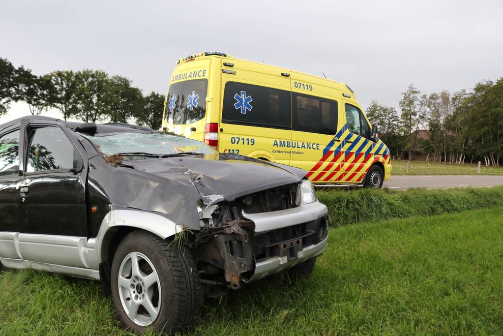 Automobilist rijdt lichtmast uit de grond