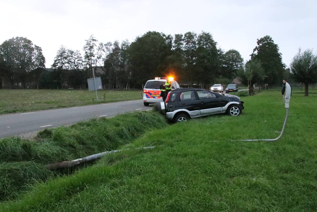 Automobilist rijdt lichtmast uit de grond