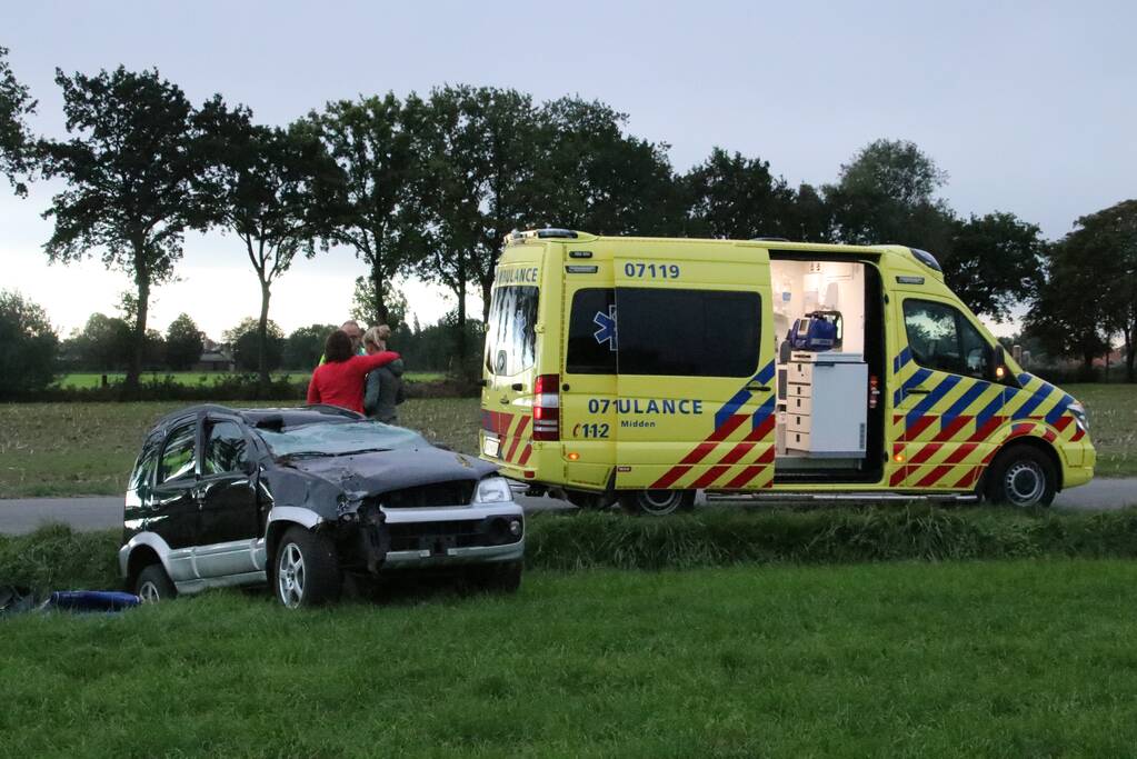 Automobilist rijdt lichtmast uit de grond