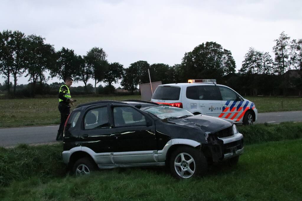 Automobilist rijdt lichtmast uit de grond