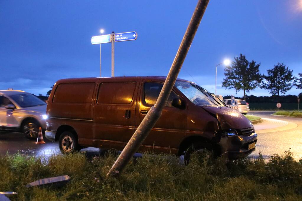 Beschonken bestuurder ramt lantarenpaal