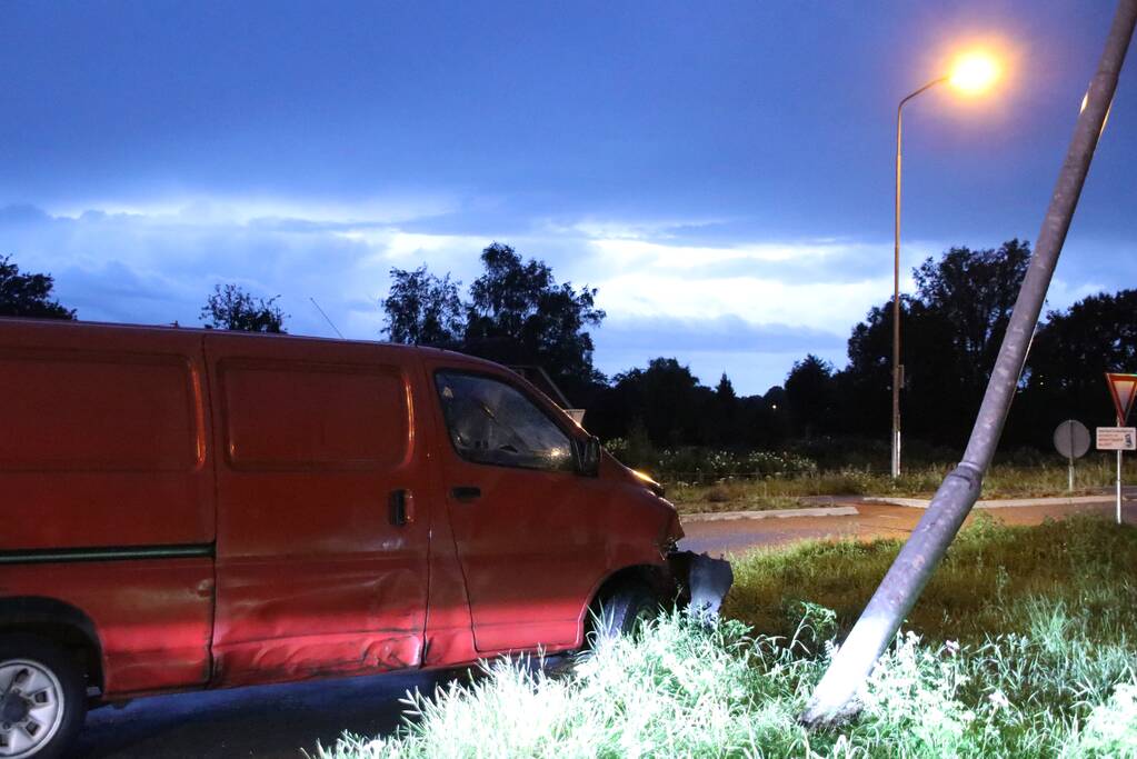 Beschonken bestuurder ramt lantarenpaal