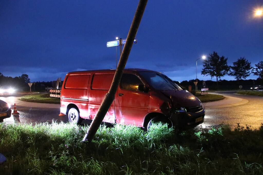 Beschonken bestuurder ramt lantarenpaal