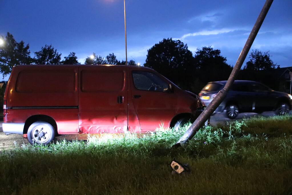 Beschonken bestuurder ramt lantarenpaal
