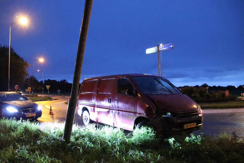 Beschonken bestuurder ramt lantarenpaal
