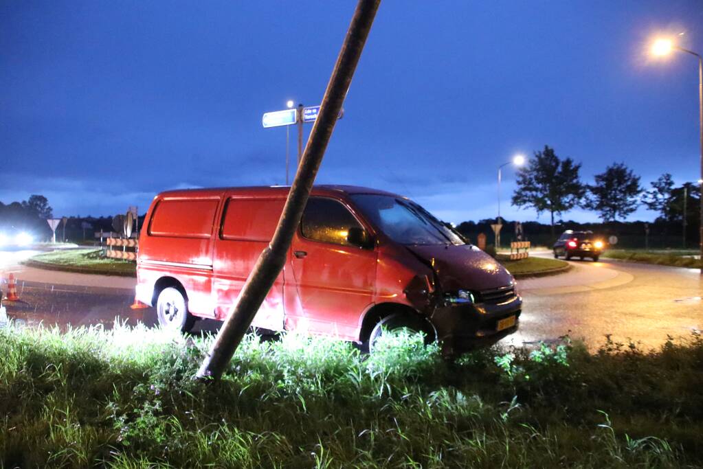 Beschonken bestuurder ramt lantarenpaal