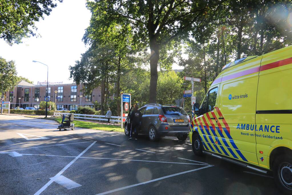 Overstekende scootmobiel aangereden