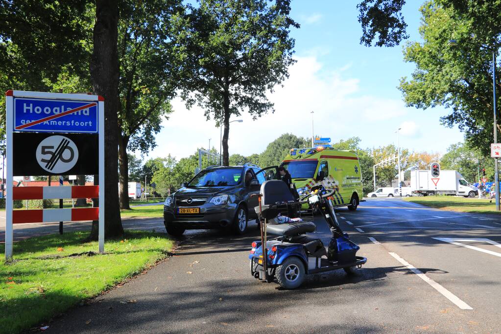 Overstekende scootmobiel aangereden