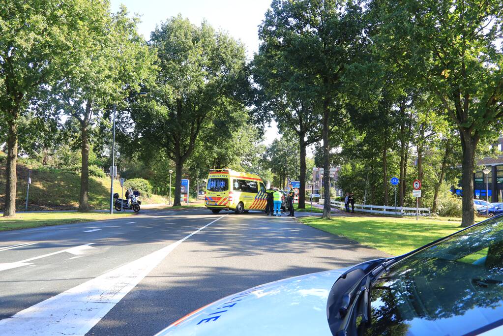 Overstekende scootmobiel aangereden