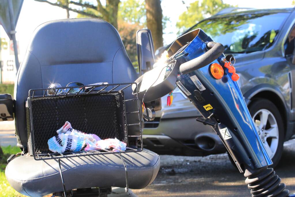 Overstekende scootmobiel aangereden