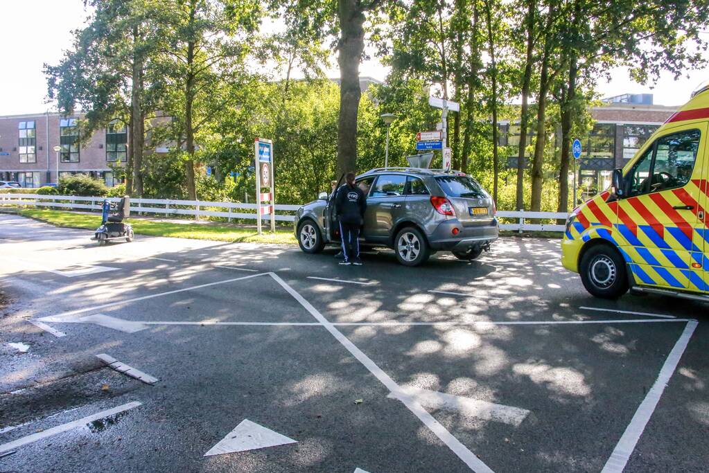Overstekende scootmobiel aangereden