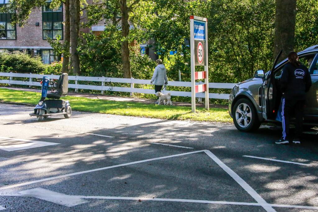 Overstekende scootmobiel aangereden