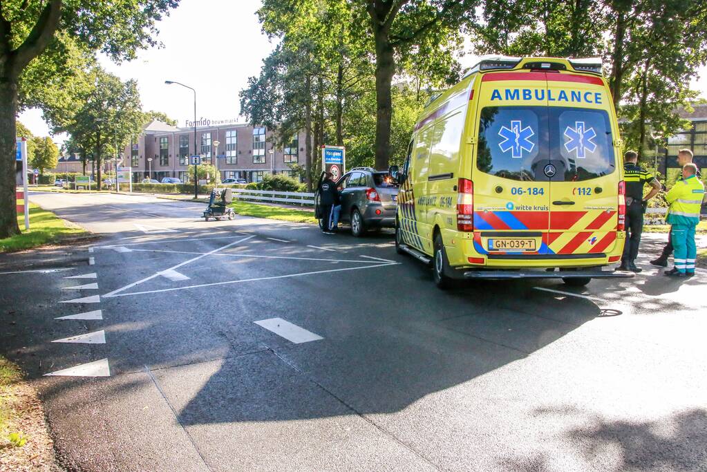 Overstekende scootmobiel aangereden