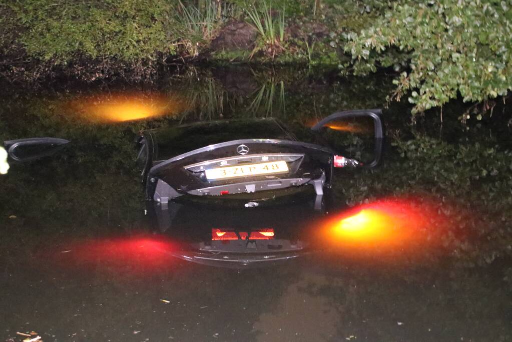 Auto vliegt uit bocht en belandt in water
