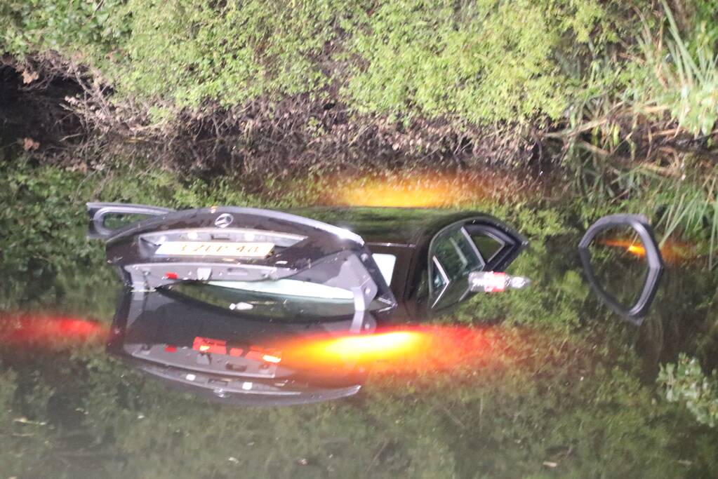 Auto vliegt uit bocht en belandt in water