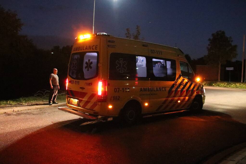 Auto vliegt uit bocht en belandt in water