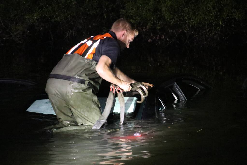 Auto vliegt uit bocht en belandt in water