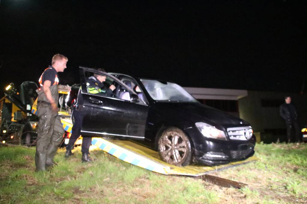 Auto vliegt uit bocht en belandt in water