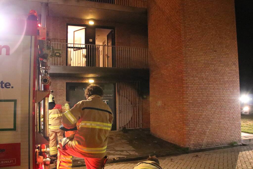 Brandende bank zorgt voor schade in trappenhuis