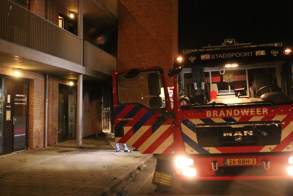 Brandende bank zorgt voor schade in trappenhuis