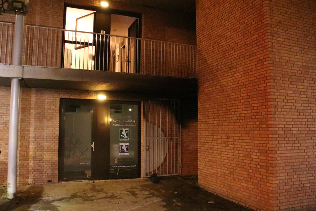 Brandende bank zorgt voor schade in trappenhuis