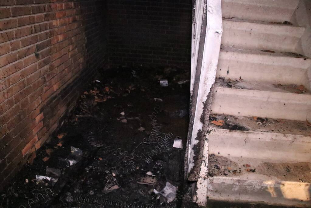 Brandende bank zorgt voor schade in trappenhuis