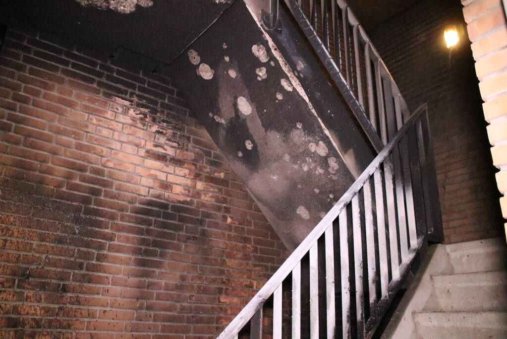 Brandende bank zorgt voor schade in trappenhuis